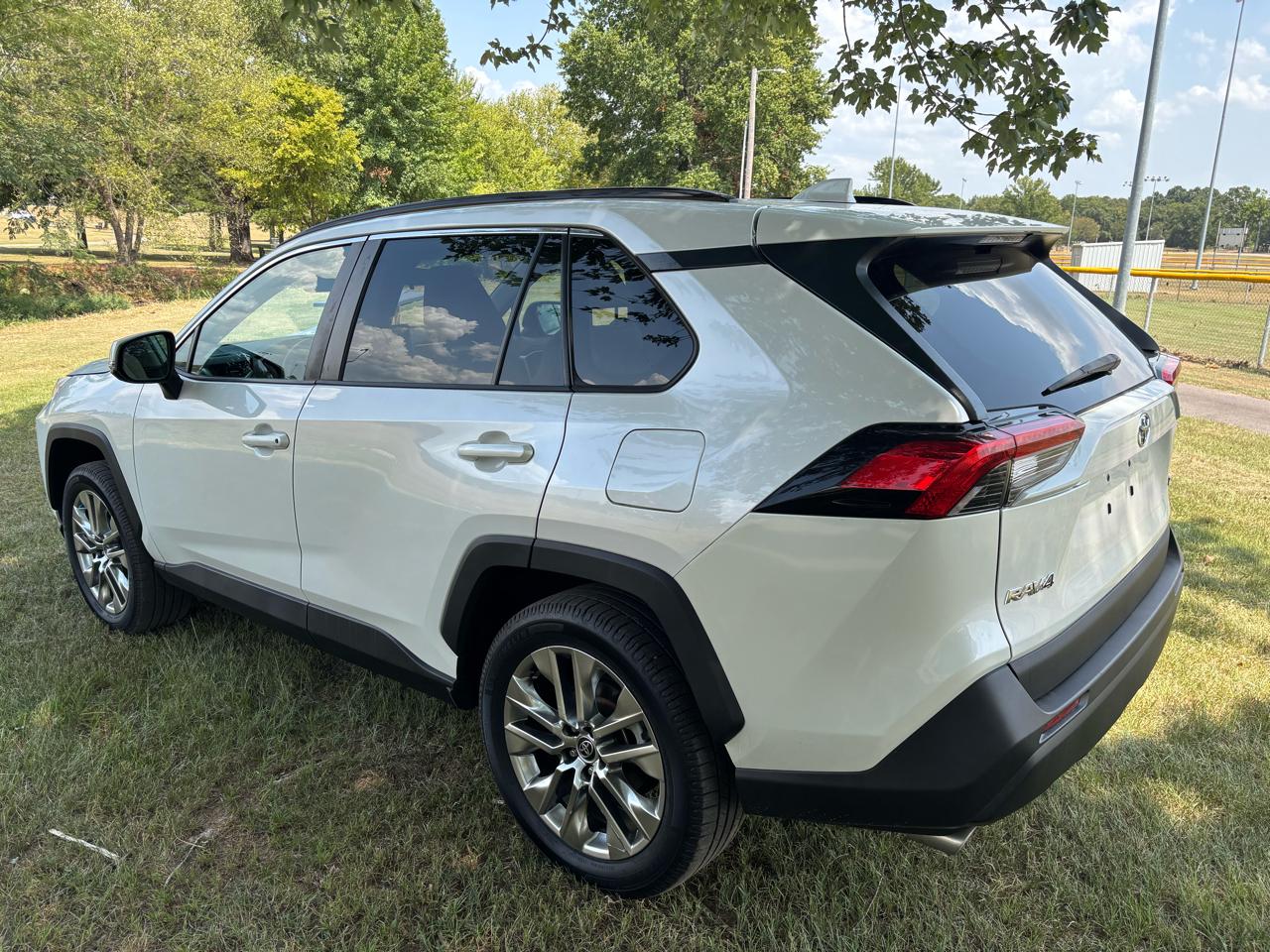 Toyota RAV4 XLE Premium FWD (Natl) 2021
