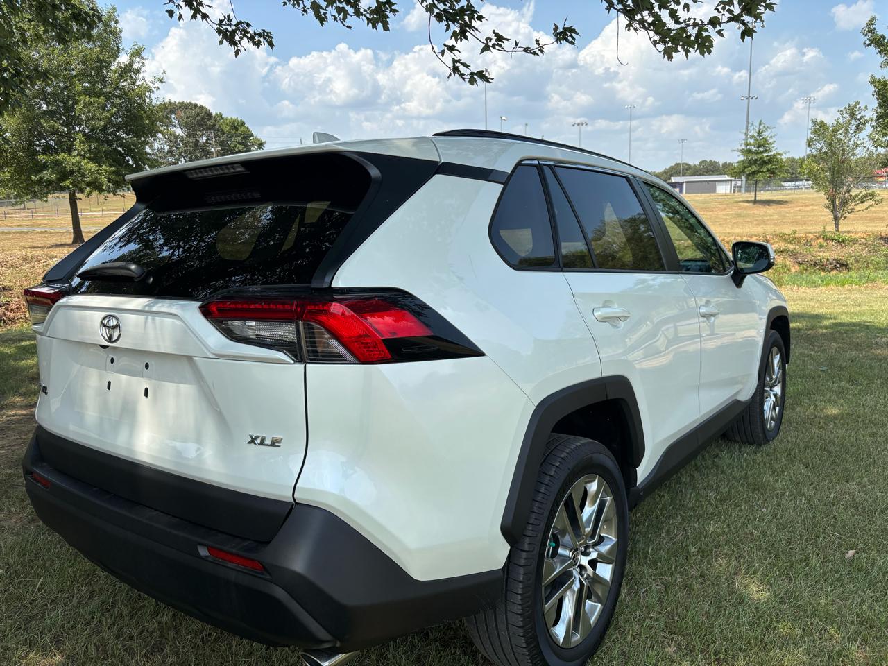 Toyota RAV4 XLE Premium FWD (Natl) 2021