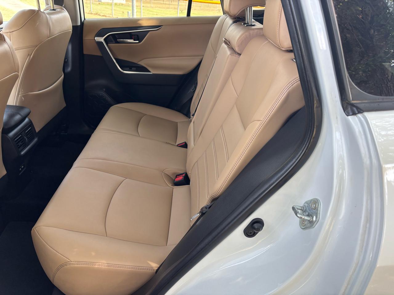 Toyota RAV4 XLE Premium FWD (Natl) 2021