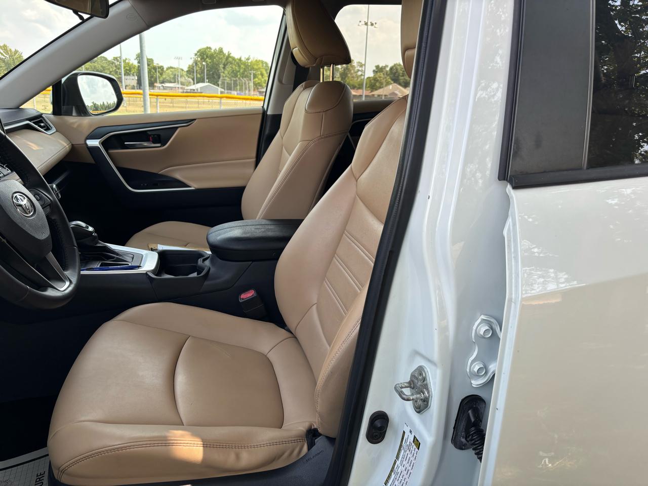 Toyota RAV4 XLE Premium FWD (Natl) 2021