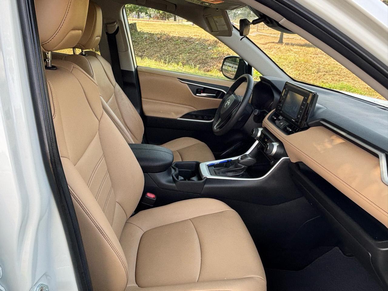 Toyota RAV4 XLE Premium FWD (Natl) 2021