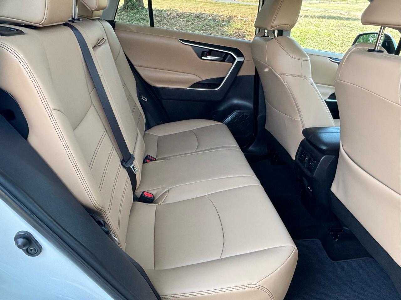 Toyota RAV4 XLE Premium FWD (Natl) 2021