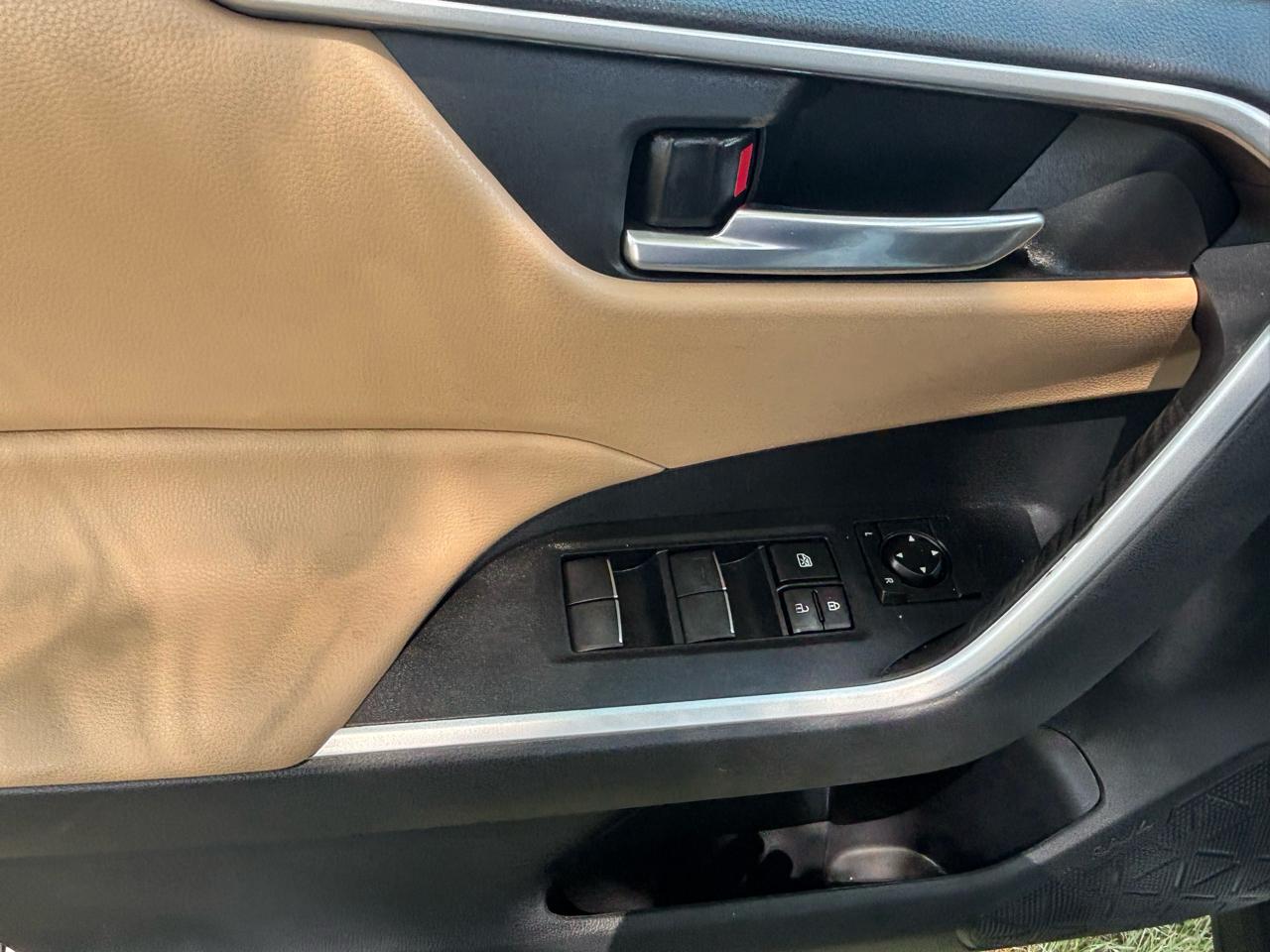 Toyota RAV4 XLE Premium FWD (Natl) 2021