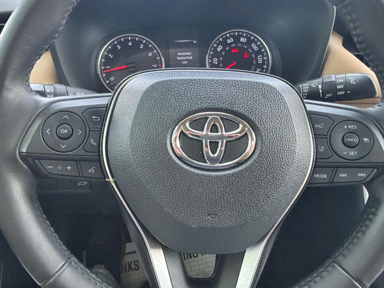 Toyota RAV4 XLE Premium FWD (Natl) 2021