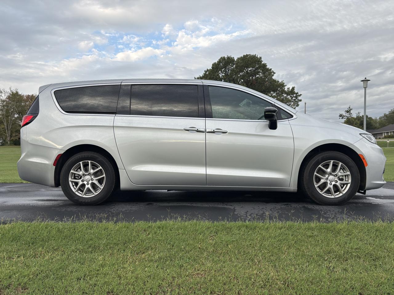 2026 Chrysler Pacifica Select FWD