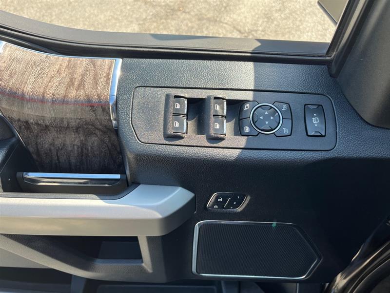 Ford F-250 SD Lariat Crew Cab 4WD 2017 Ford F-250 SD Lariat Crew Cab 4WD 2017