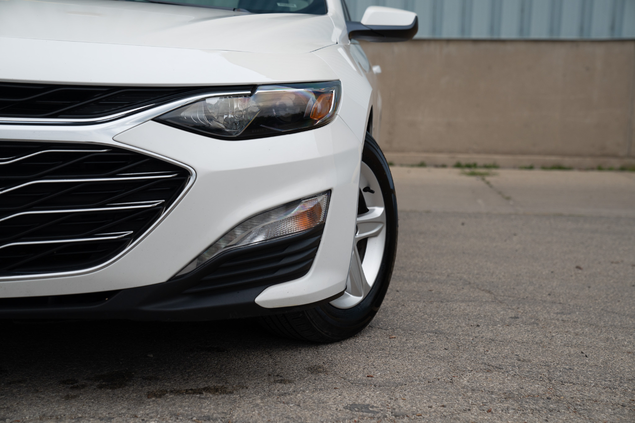 2023 Chevrolet Malibu 1LT photo 2