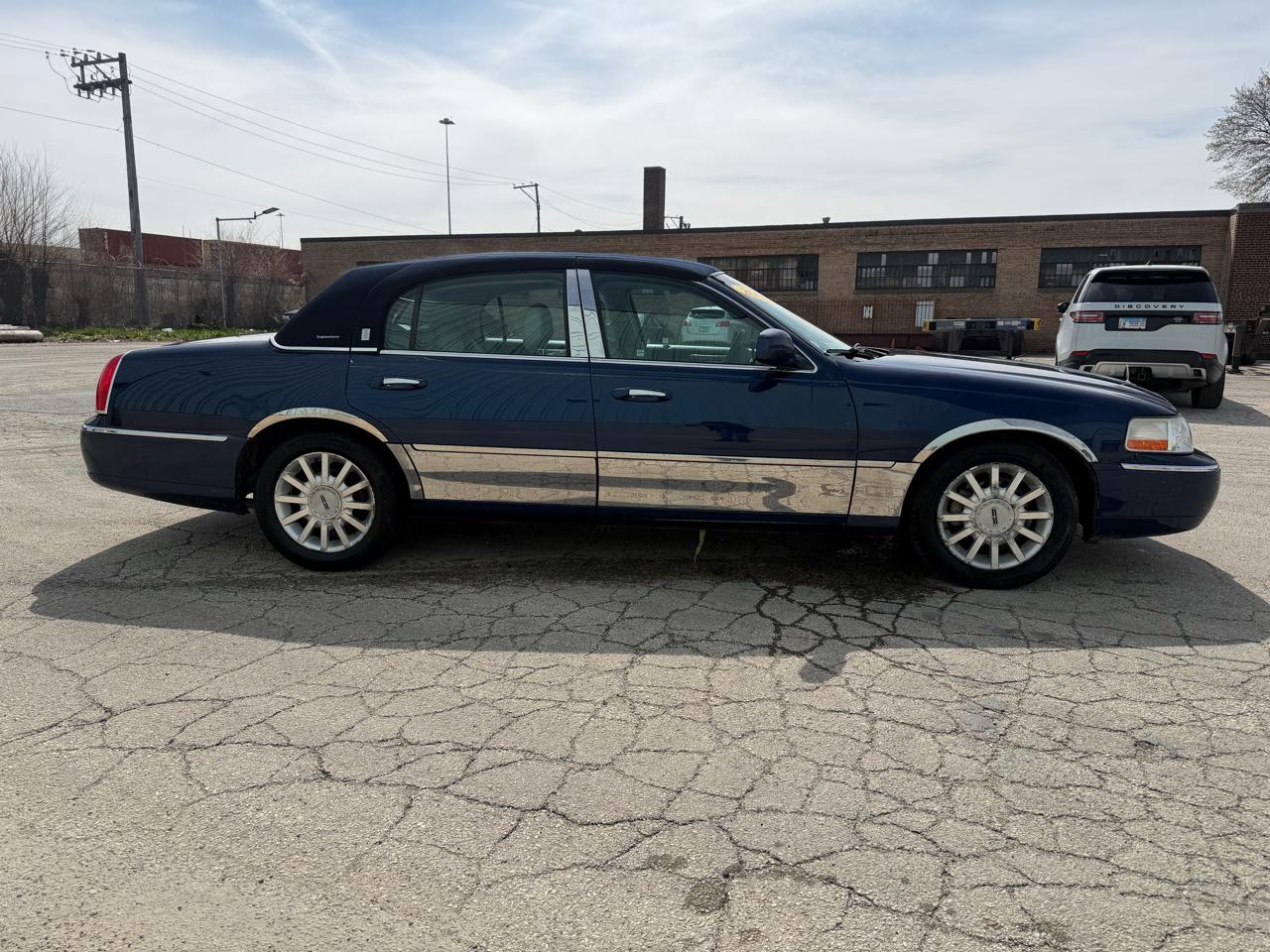 View vehicle photo 5