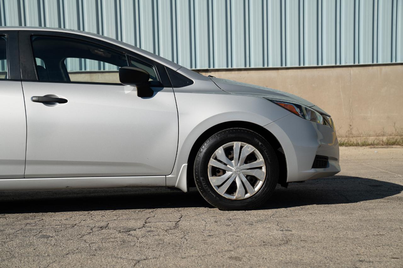 Nissan Versa photo 7