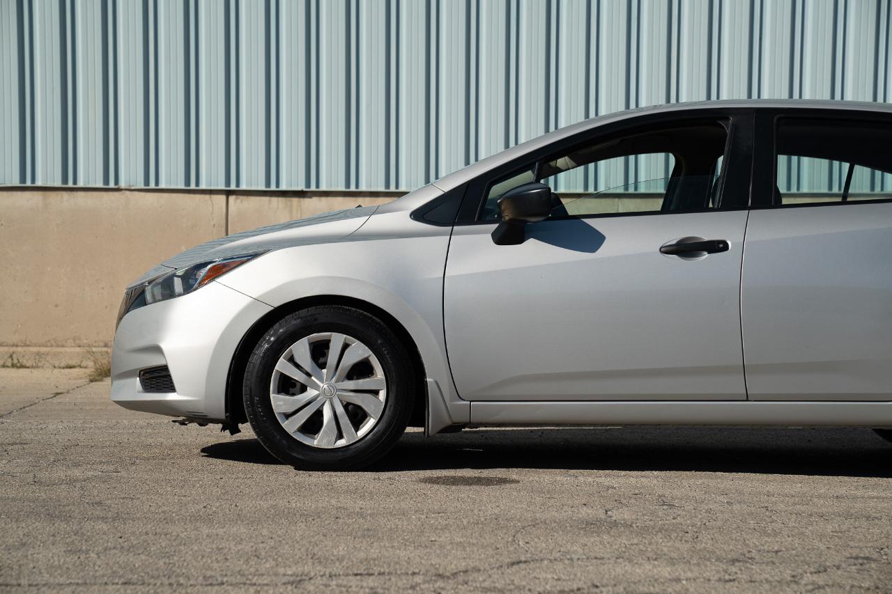 Nissan Versa photo 9
