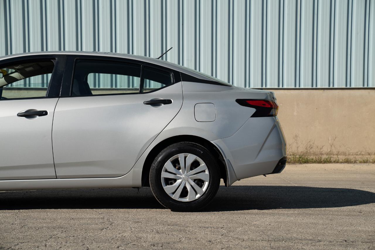 Nissan Versa photo 10