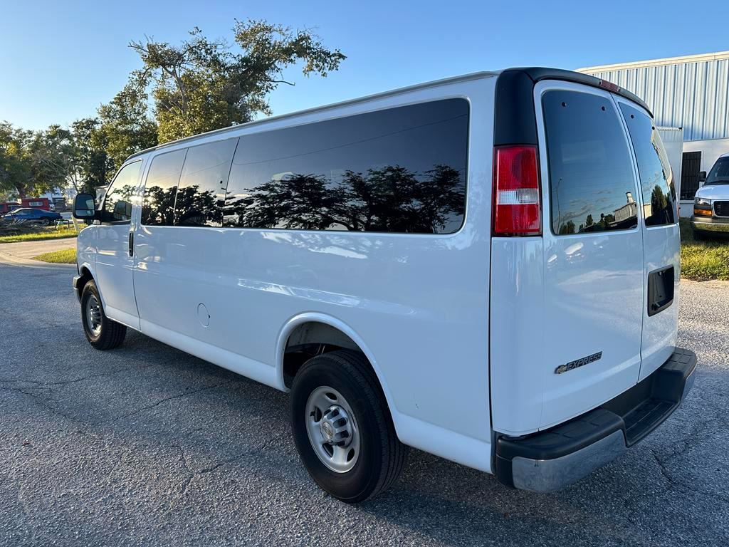Chevrolet Express Passenger RWD 3500 155" LT 2025 Chevrolet Express Passenger RWD 3500 155" LT 2025