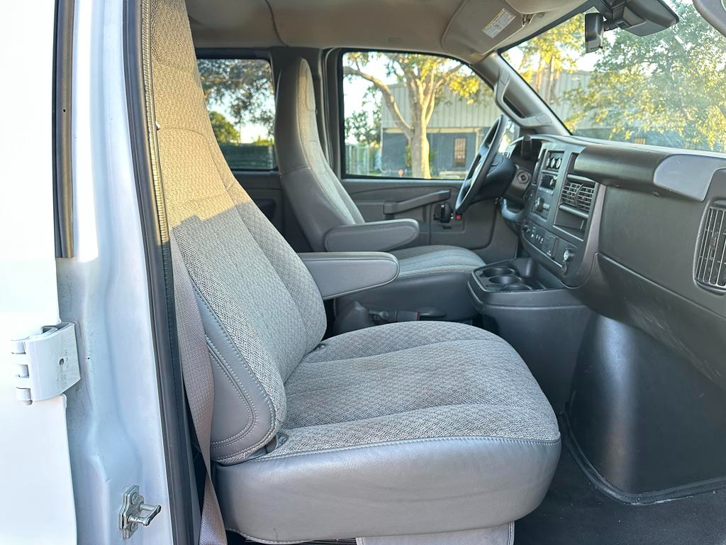 Chevrolet Express Passenger RWD 3500 155" LT 2025 Chevrolet Express Passenger RWD 3500 155" LT 2025