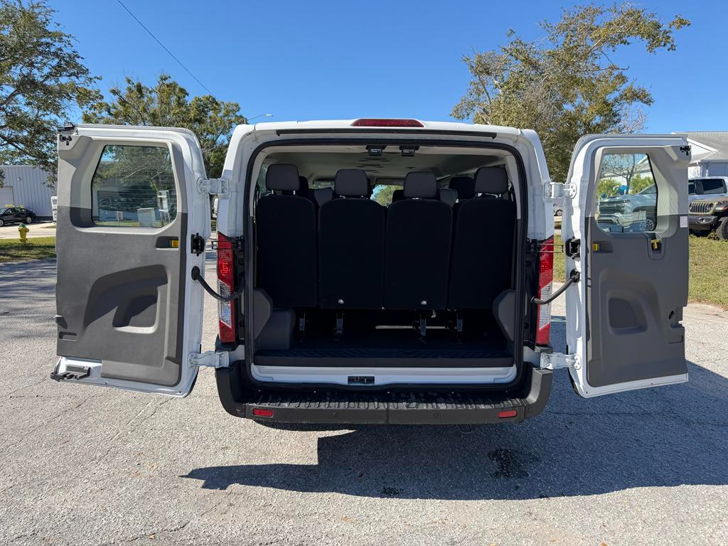 Ford Transit Passenger Wagon T-350 148" Low Roof XLT RWD 2025