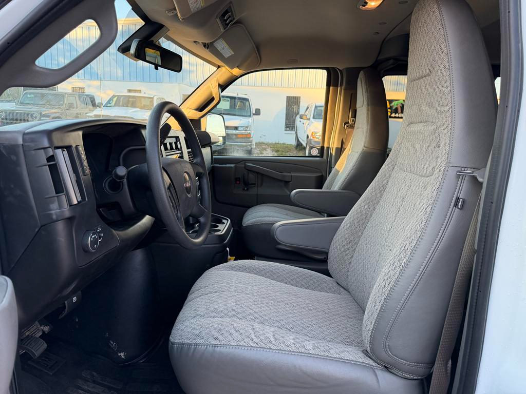 GMC Savana Passenger RWD 3500 155" LT 2025