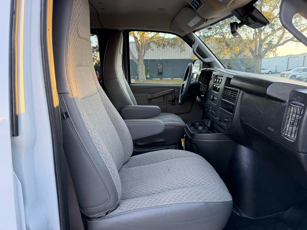 GMC Savana Passenger RWD 3500 155" LT 2025