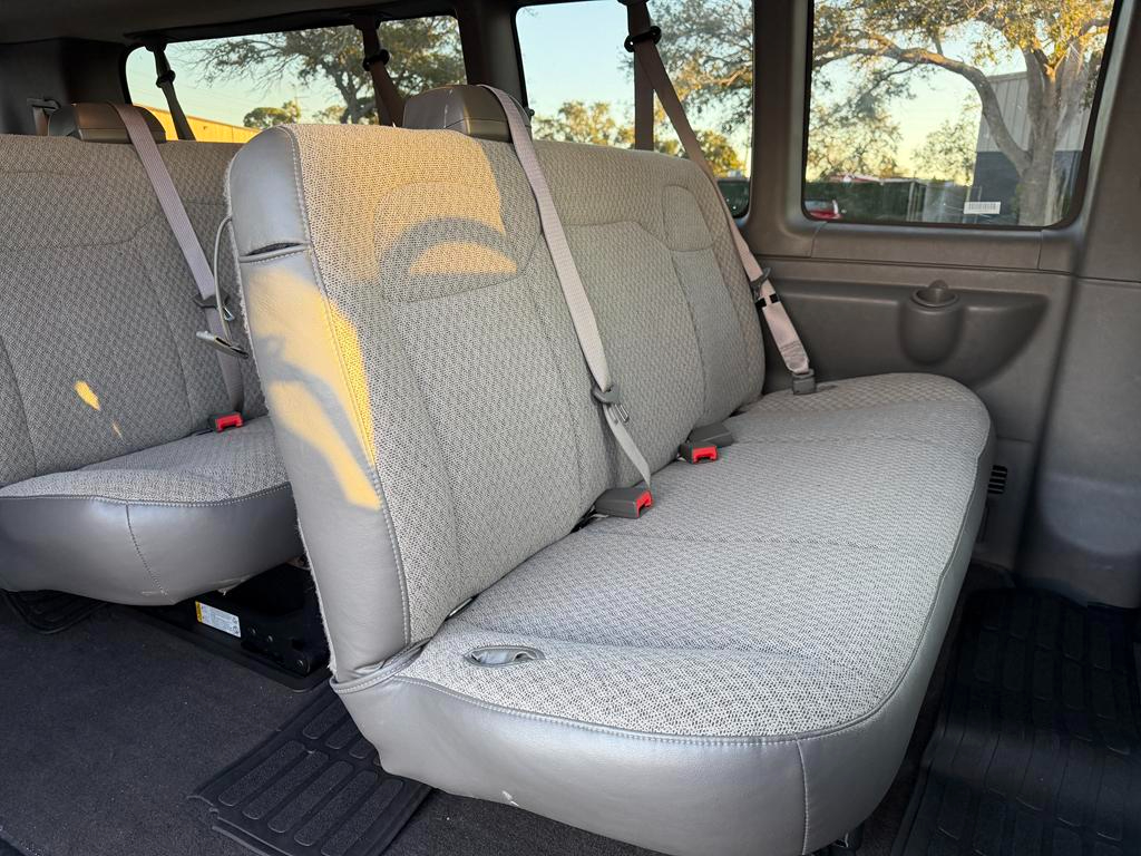 GMC Savana Passenger RWD 3500 155" LT 2025