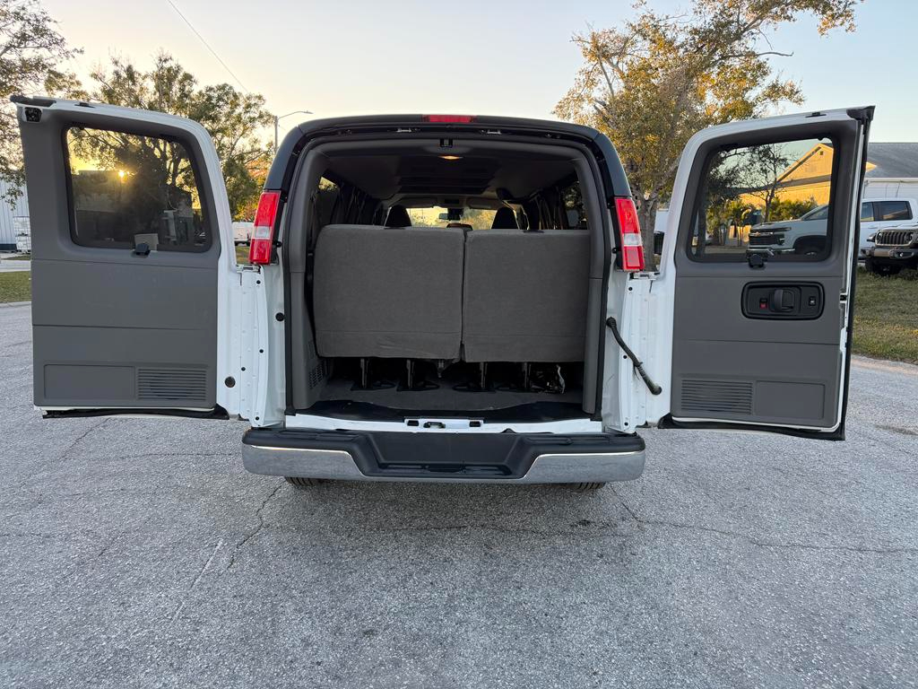 GMC Savana Passenger RWD 3500 155" LT 2025