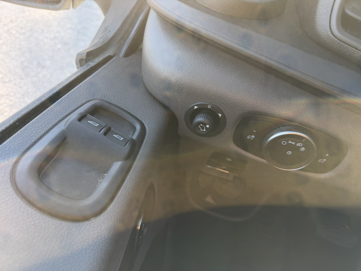 Ford Transit Cargo Van T-250 148" Med Rf 9070 GVWR RWD 2025