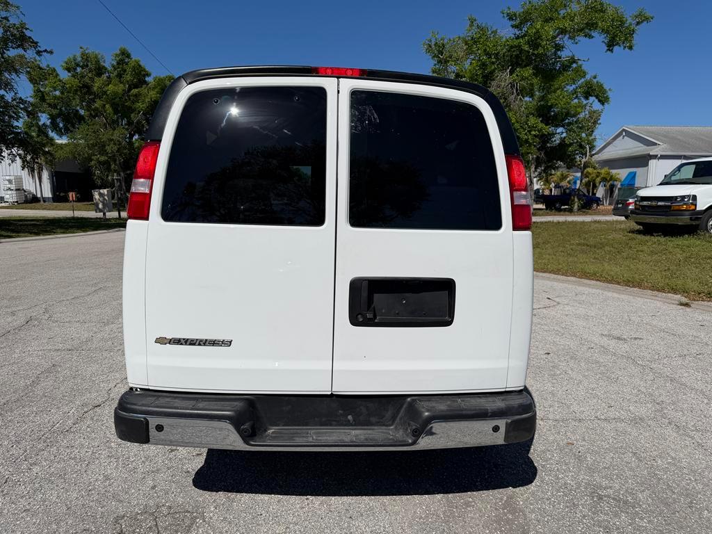 Chevrolet Express Passenger RWD 3500 155" LT 2025