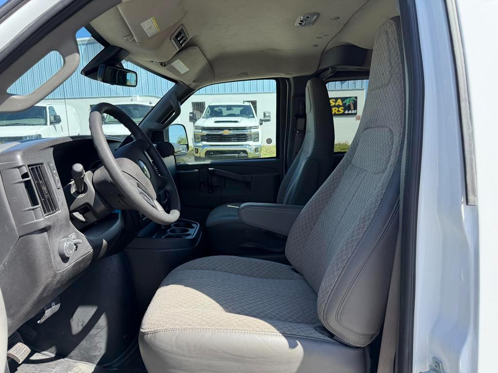 Chevrolet Express Passenger RWD 3500 155" LT 2025