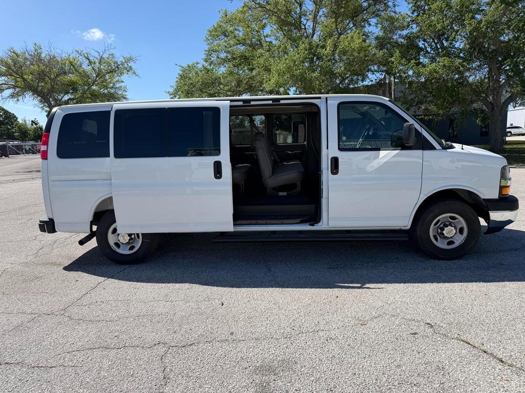 Chevrolet Express Passenger RWD 3500 155" LT 2025