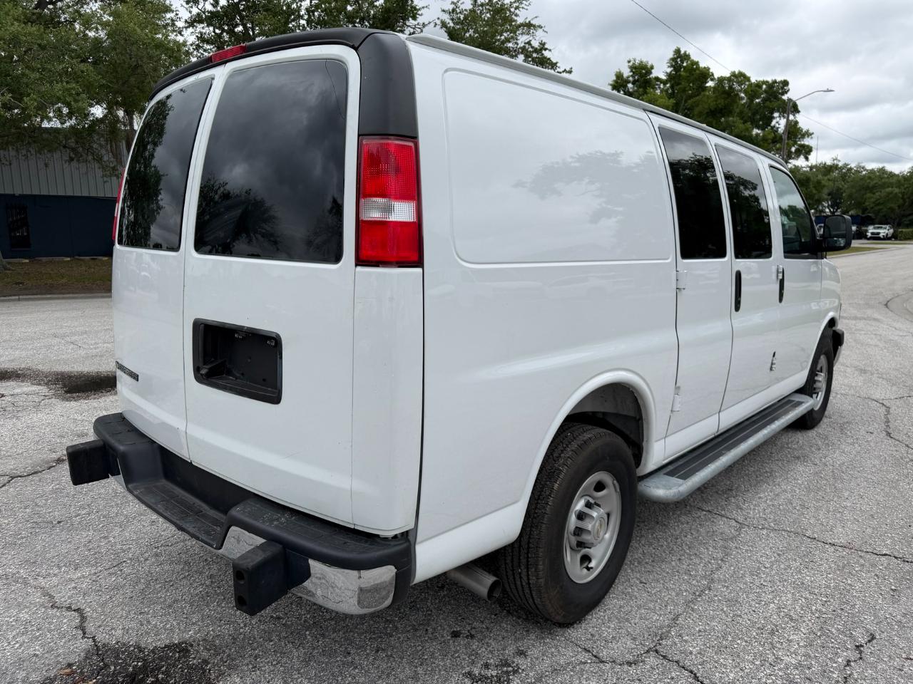 Chevrolet Express Cargo Van RWD 2500 135" 2025