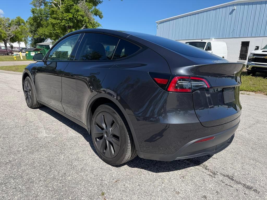 Tesla Model Y  2024