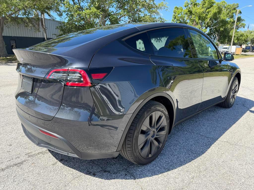 Tesla Model Y  2024