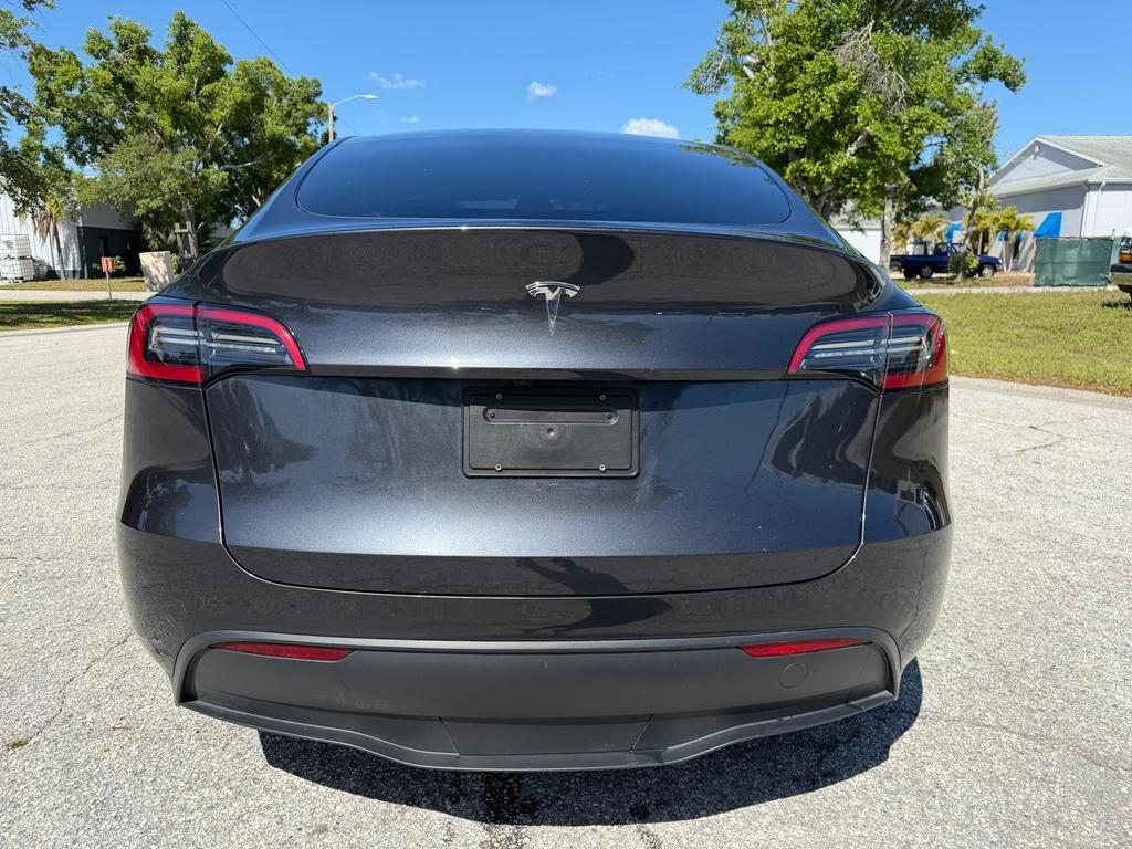 Tesla Model Y  2024