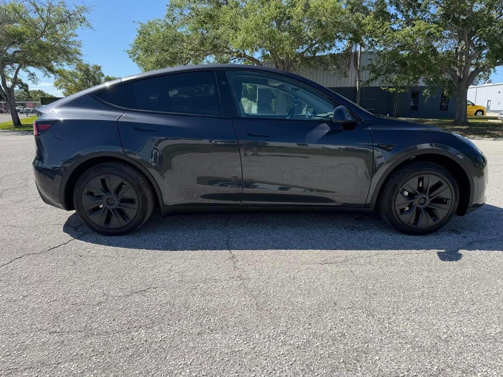 Tesla Model Y  2024
