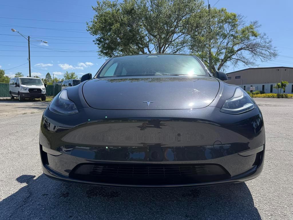 Tesla Model Y  2024
