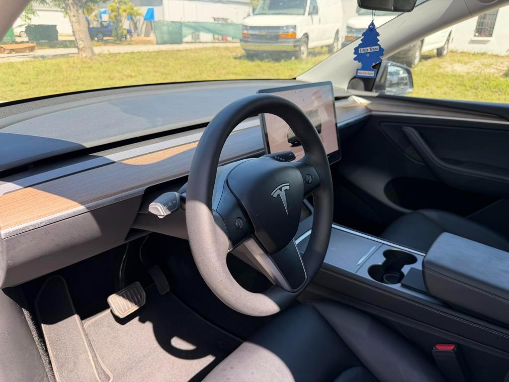 Tesla Model Y  2024