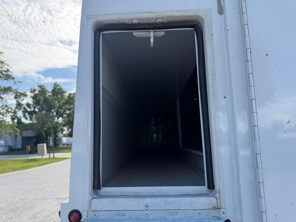 Ford E-Series Cutaway E-350 SRW 138" WB 2025