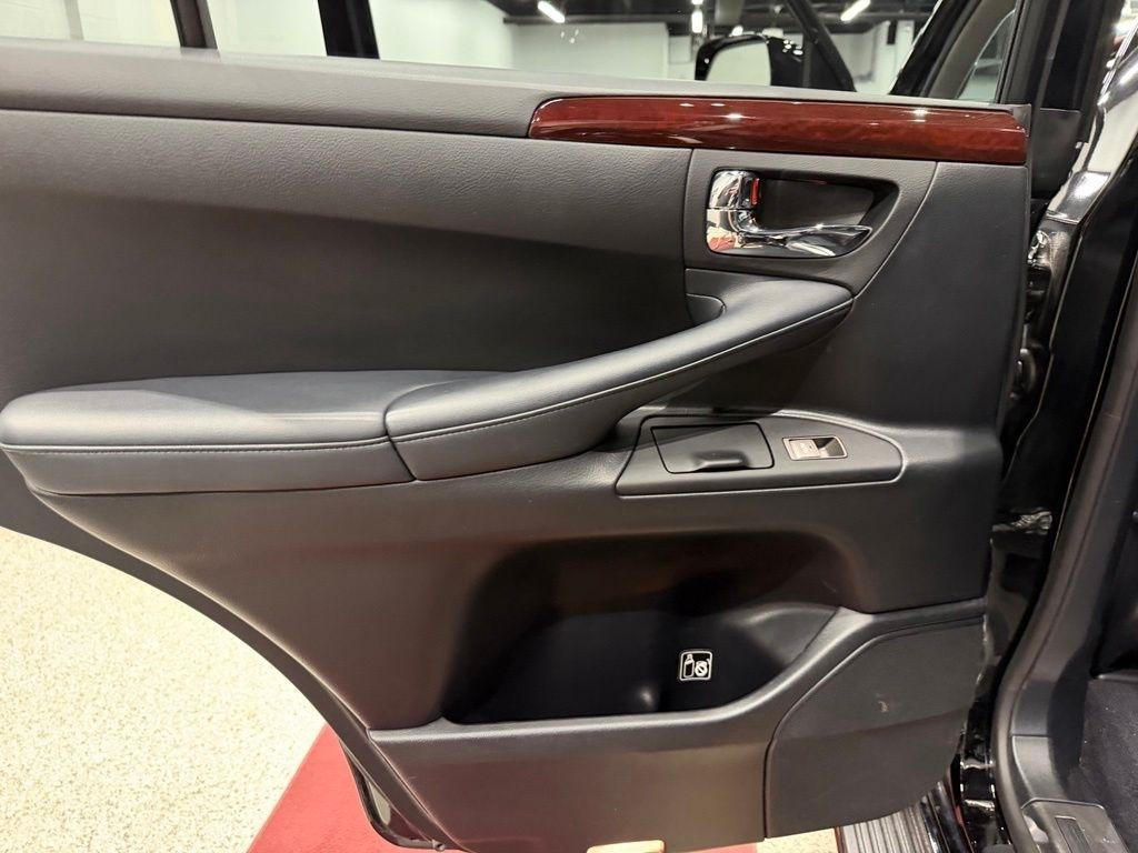 Lexus LX photo 26