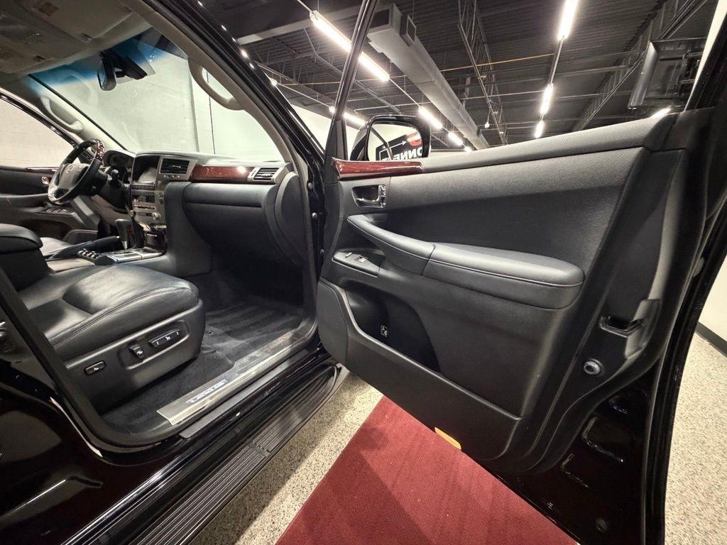 Lexus LX photo 40