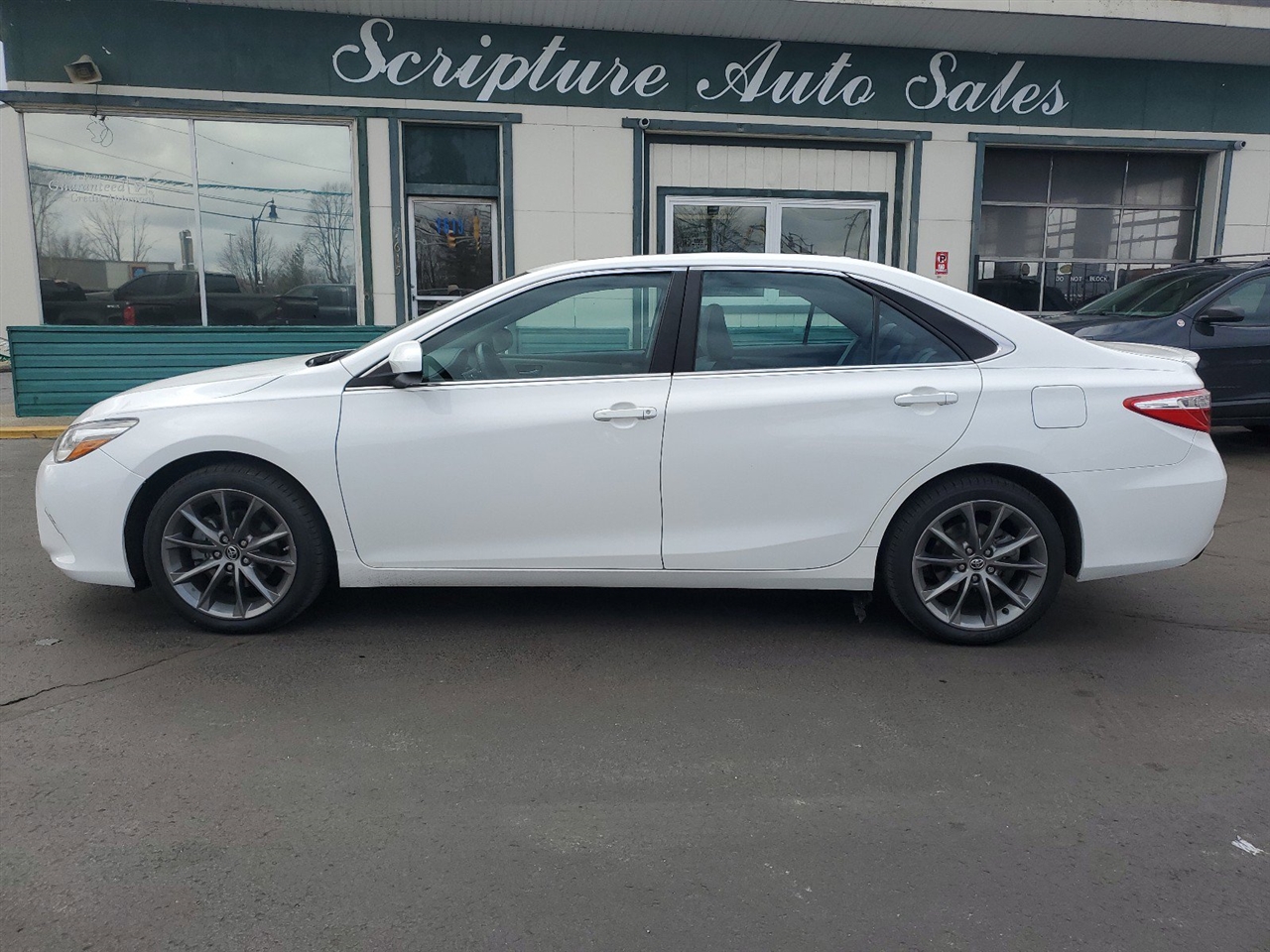 2016 Toyota Camry XSE photo 2