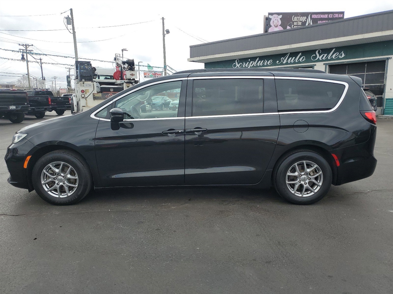 2021 Chrysler Pacifica Touring photo 2