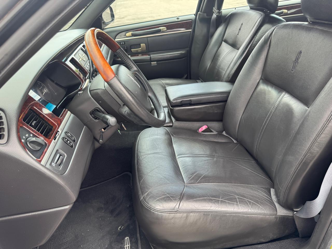 Lincoln Town Car 4dr Sdn Signature Limited 2009