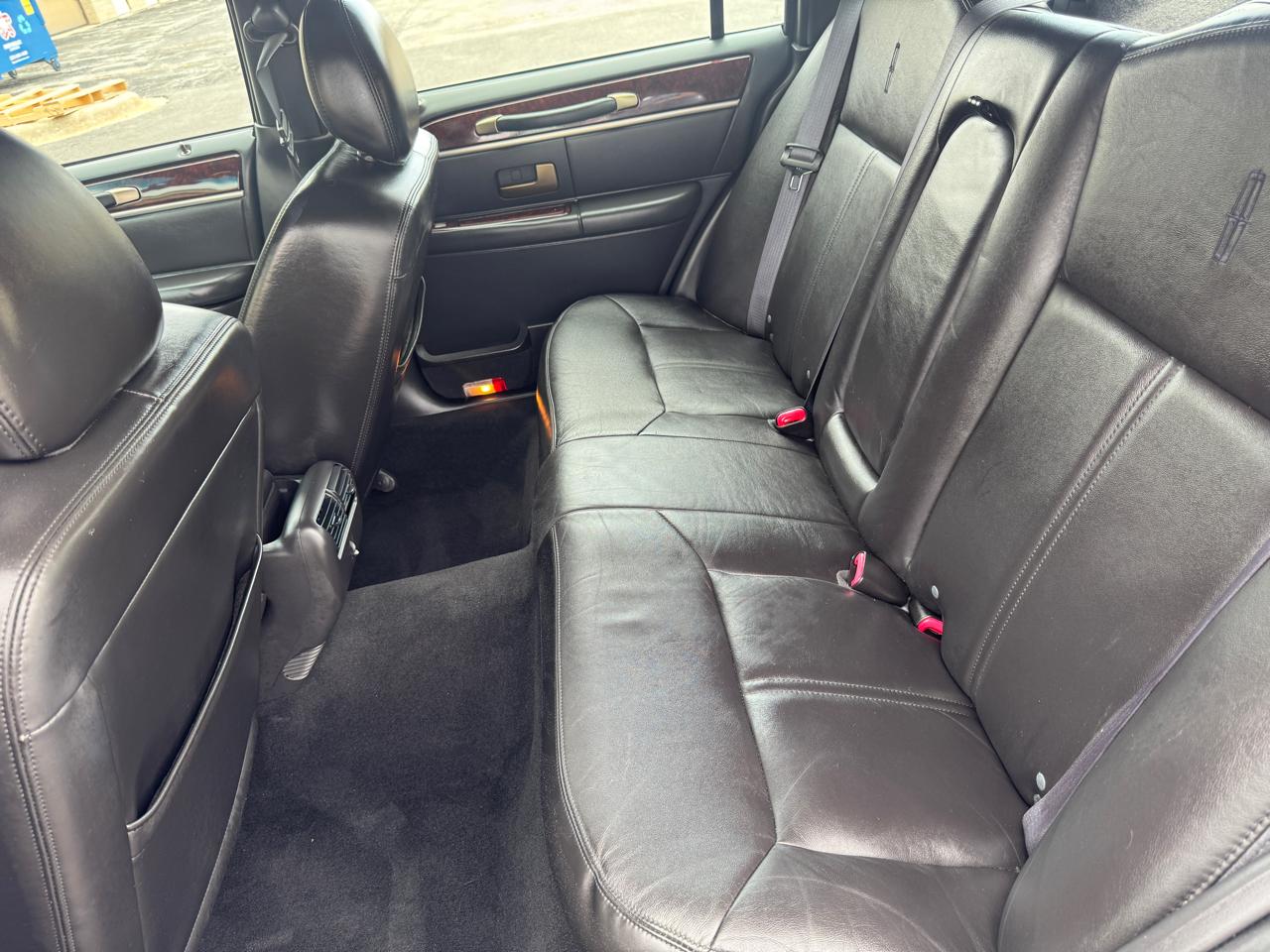 Lincoln Town Car 4dr Sdn Signature Limited 2009