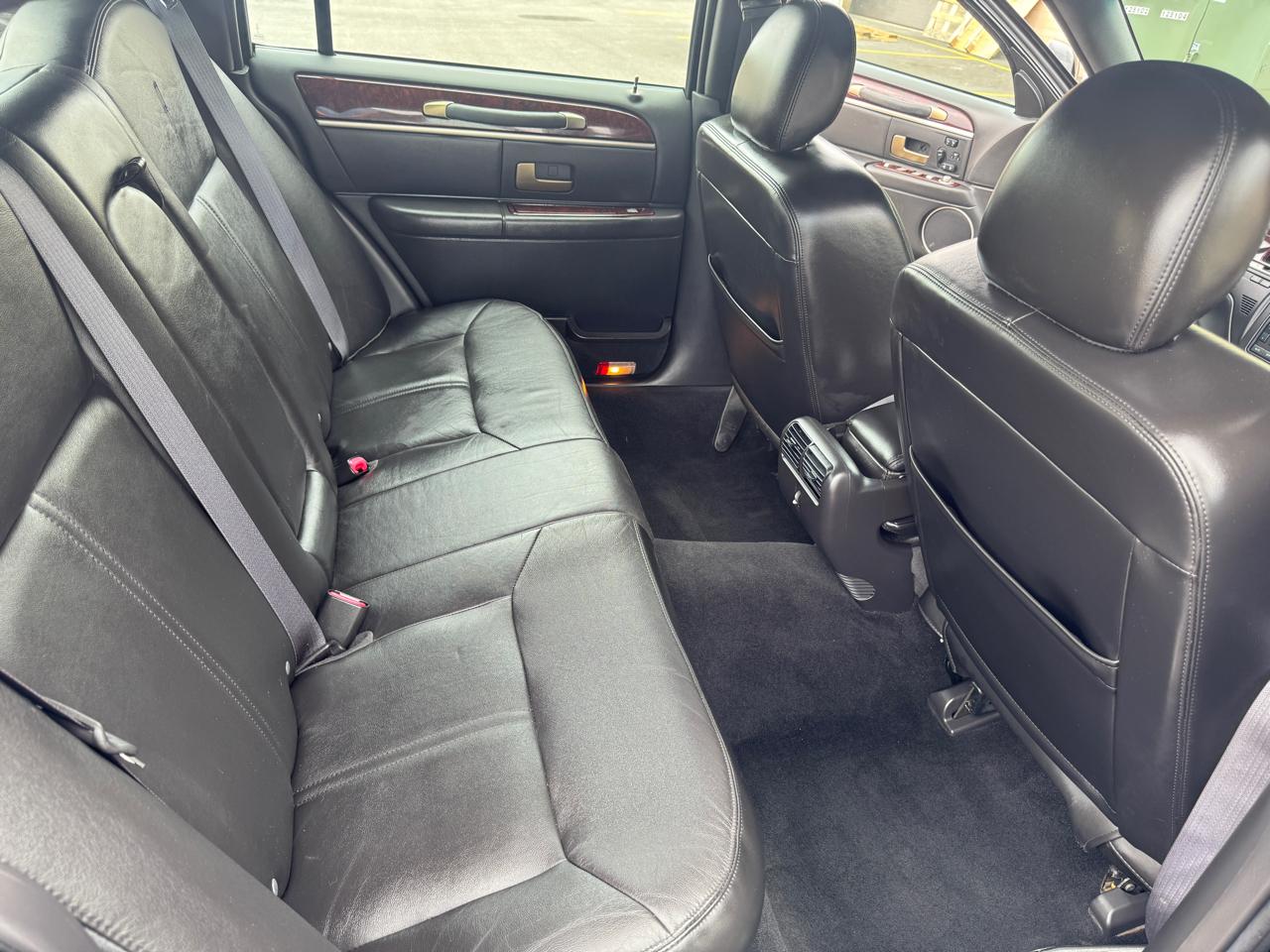 Lincoln Town Car 4dr Sdn Signature Limited 2009