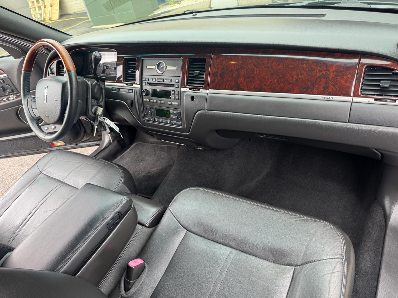 Lincoln Town Car 4dr Sdn Signature Limited 2009