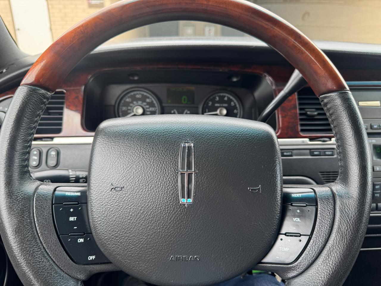 Lincoln Town Car 4dr Sdn Signature Limited 2009