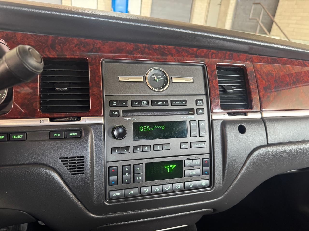 Lincoln Town Car 4dr Sdn Signature Limited 2009