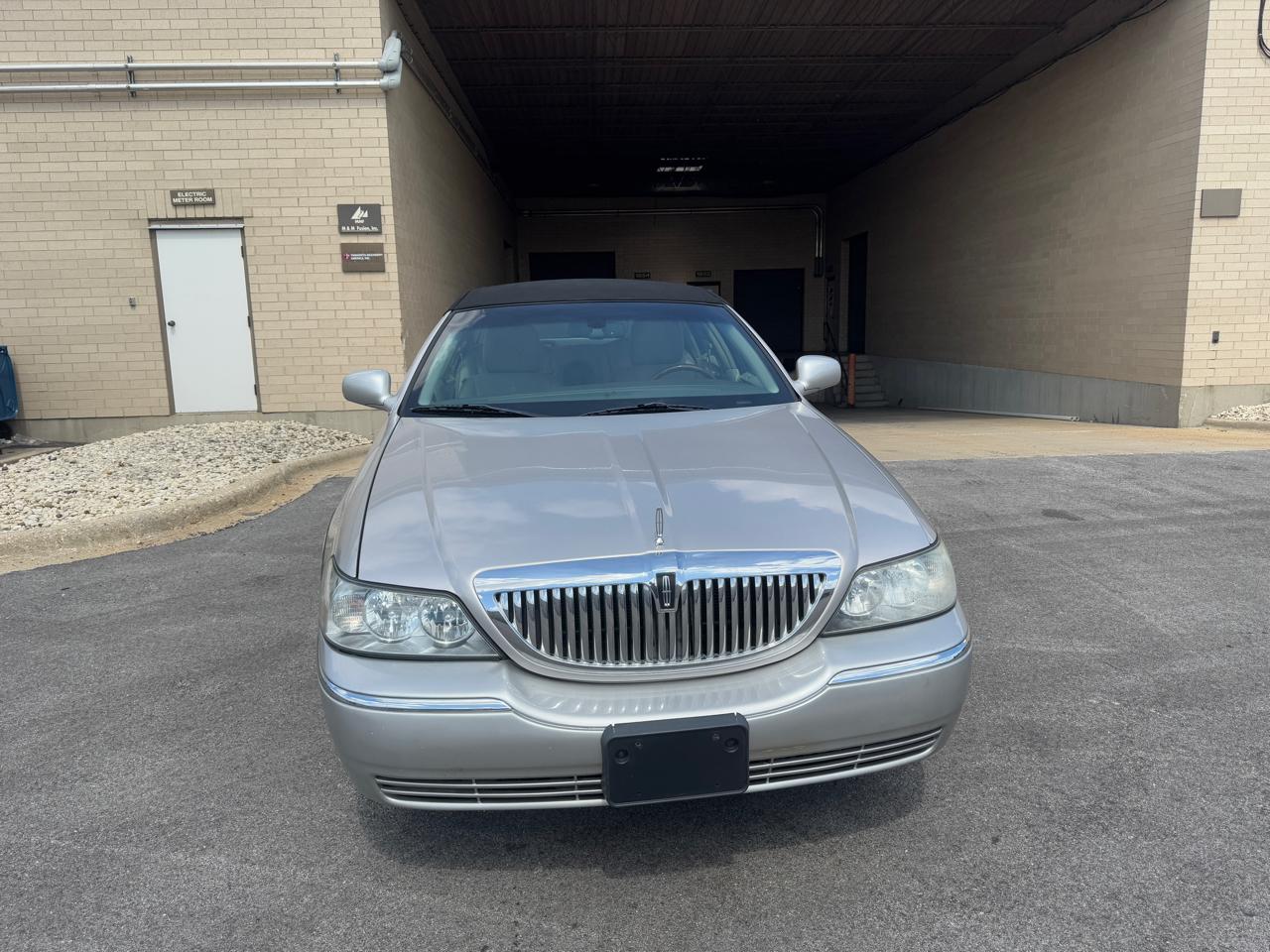 Lincoln Town Car 4dr Sdn Signature Limited 2011