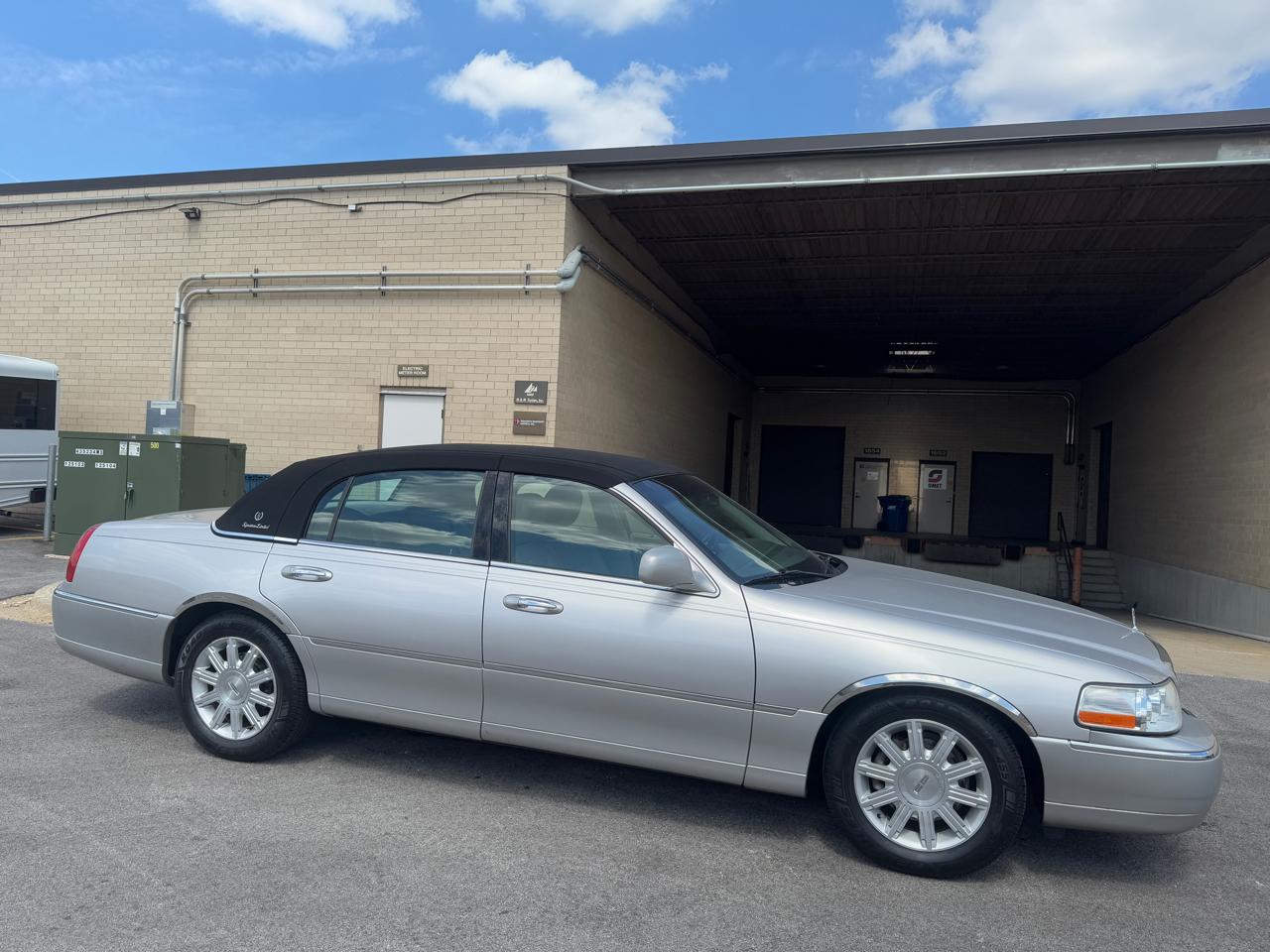 Lincoln Town Car 4dr Sdn Signature Limited 2011