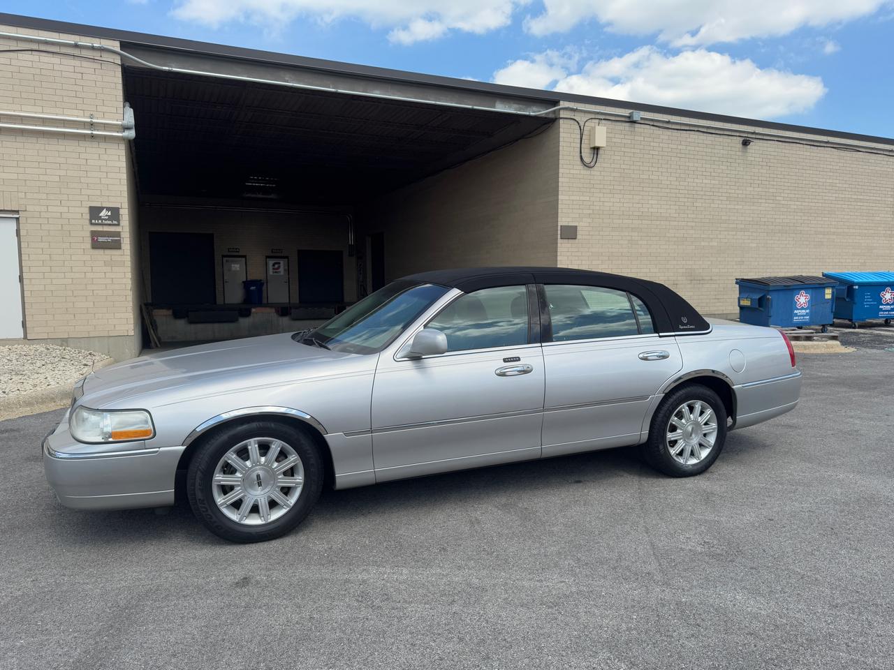 Lincoln Town Car 4dr Sdn Signature Limited 2011