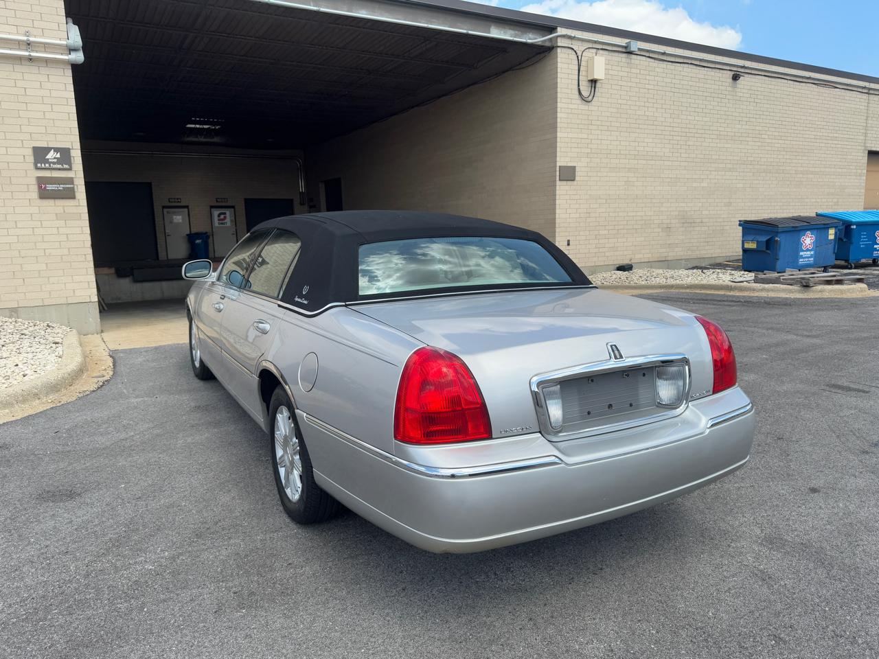 Lincoln Town Car 4dr Sdn Signature Limited 2011