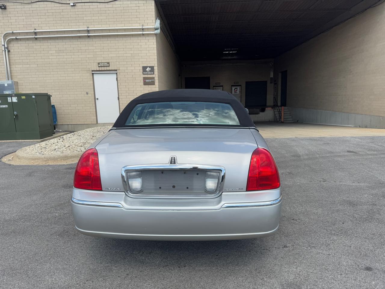 Lincoln Town Car 4dr Sdn Signature Limited 2011