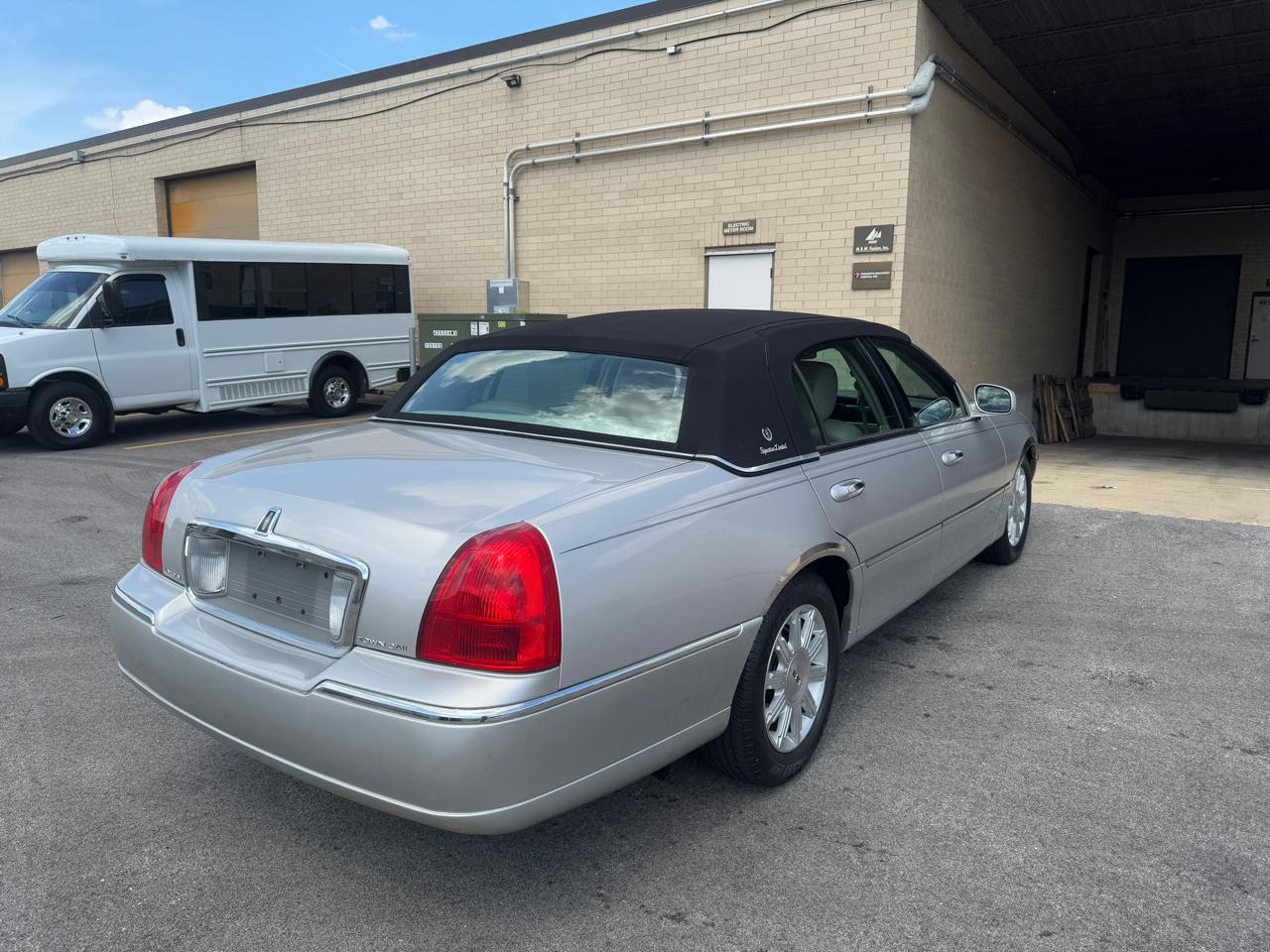 Lincoln Town Car 4dr Sdn Signature Limited 2011